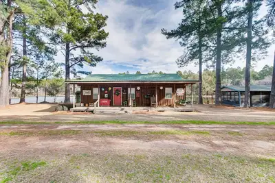 Image de Georgia Lakefront Cabin w/ Fire Pit + Grills!