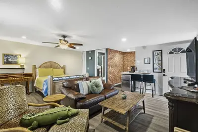 Image de Mile to Beach! Tiki Master Suite