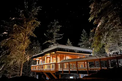 Image de House with bridge, walk around deck, rooftop patio, 24' glass door & much more! !