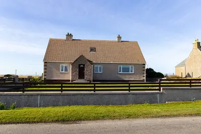 Image de Ar Dachaigh, pet friendly, with open fire in Lochmaddy, North Uist