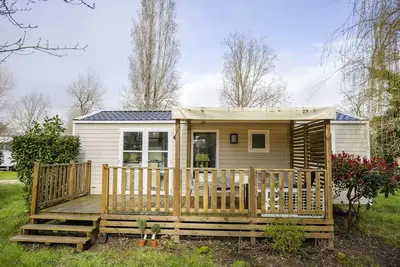 Image de Mobile Home 'Au Petit Bonheur' avec piscine partagée, terrasse privée et jardin privé