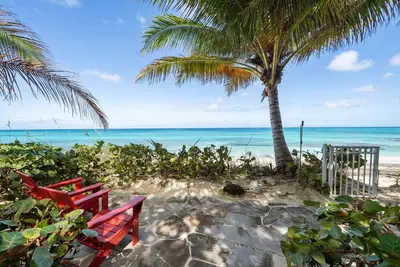 Image de Family Friendly Beachfront Home- Directly on Love Beach