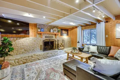 Image de Solitude Mountain Cabin: Creek-Side View & Hot Tub