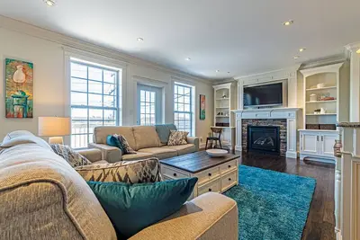 Image de Luxury 3-Bedroom Furnished Home. View of Nw Arm, close to Dt (Min 30 days)