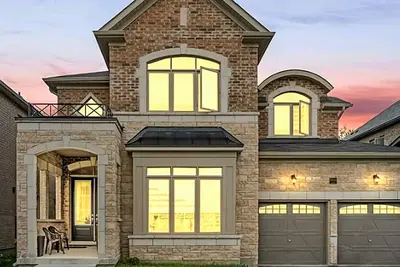 Image de Stunning 3100+ sq ft detached house, mins away from serene lake and amenities.