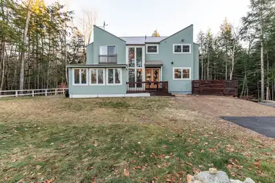 Image de Lake House in the Trees