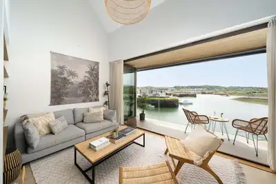 Image de 10 Cannery Row is located on the contemporary North Quay development in Hayle.
