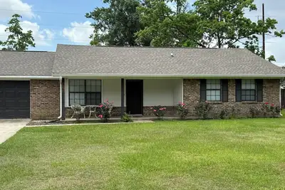 Image de Cute House close to all the action.