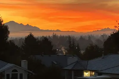 Image de 4 Bedroom Family Home with Mt Baker view.