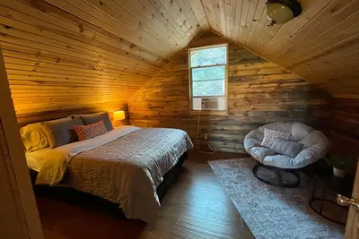 Image de Off-Grid Cabin, hiking trails nearby and minutes away from a local brewery! \n