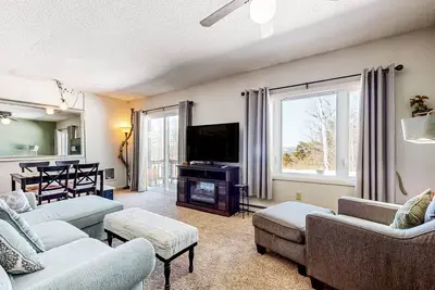 Image de First-floor mountain condo with amazing views, yard, pool, & gym - near skiing