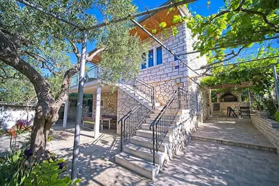 Appartement de trois chambres avec la terrasse et la vue sur le mer Postira, Brac (A-22195-a)