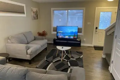 Image de 3 Br | Bonus Rm | King Bed | Garage | Near Airport