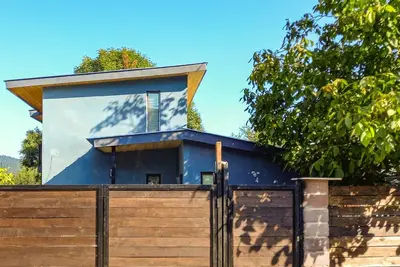 Image de Loft House - 5 minutes to the City center. Pet-Friendly with isolated yard