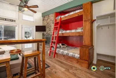 Image de Slippery Slope (#231) | Ski/Bike/Golf | On ski slope | Triple-decker bunk beds!