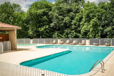 Image de Gite dans petit parc de vacances avec piscine