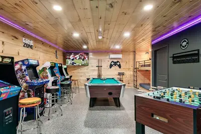Image de Luxurious Mountain Home! Indoor Hot Tub! Theater Room! Game Room!