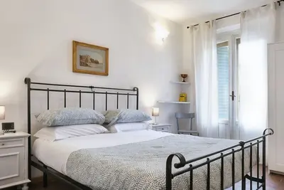 Image de Appartement au deuxième étage sans ascenseur d'un immeuble situé à 5 minutes à pied du Ponte Vecchio, de la Piazza Santo Spirito, des jardins de Boboli et est également très proche de la Galerie des Offices et de la gare Santa Maria Novella. L'app