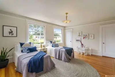 Image de Private Room with 2 Queen Beds & En Suite Half Bath