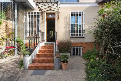 Image de Charmante et calme maison de ville avec jardin à 3 minutes du métro ligne 9.