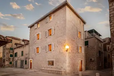 Image de Luksuzno Opremljena Autohtona Kamena Kuća Smještena sa Wellnes/spa Sadržajem