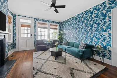 Image de The Jessamine | 9br Historic Downtown Abode