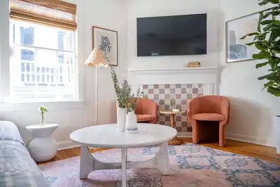 Image de The OakTree | Newly Renovated 2br Downtown Haven!