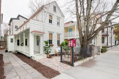 Image de Quality Design - Downtown - Steps to King St!