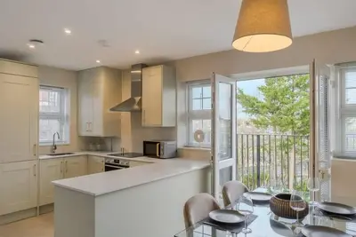 Stylish Windsor Getaway w/ Balcony - Free Parking