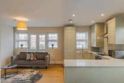 Image de Chic 2 Bed Flat - Balcony - Allocated Parking