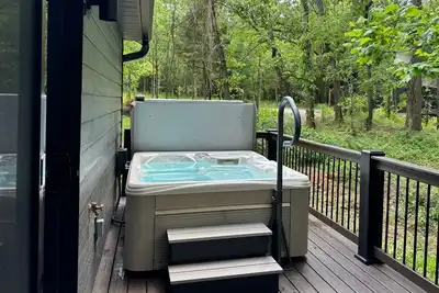 Image de Wooded Cabin · Hot Tub, Firepit & Giant City