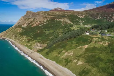 Image de Secluded and tranquil retreat between mountain and sea \nEncil diarffordd, tawel