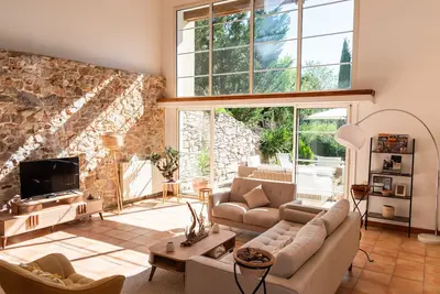 Image de Magnifique maison d’architecte au charme atypique dans un écrin de verdure.