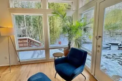 Best Vacation Home in Arlington, 4 bedrooms 3 full bath, King bed, 10 guests