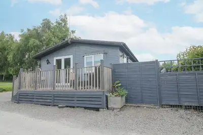 Wayside Lodge, pet friendly, with hot tub in Aston On Clun