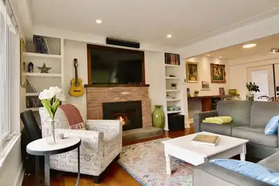 Image de Home Close to Beach and Downtown. Licensed short term rental.