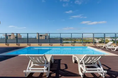 Elegant 2 Bdr Flat W\/ Rooftop Pool by LovelyStay