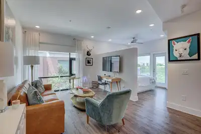 Image de The Hive 202 King Balcony by BlueStar