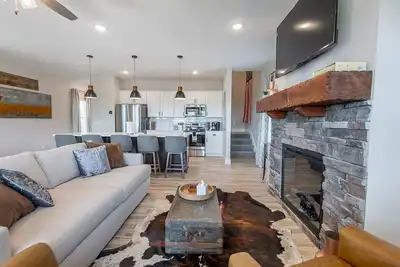 Image de Lake + Mountain View 3br | Hot Tub + Mins to Sdc