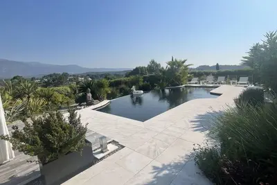 Image de Calme et vue époustouflante pour cette villa d'inspiration Balinaise à Valbonne