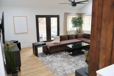 Lanier Living: Modern 3br, 3ba Work-Live Retreat