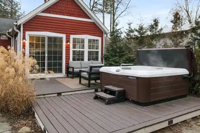 Image de ﻿Little Red is just a short walk to the shops, restaurants &  galleries.