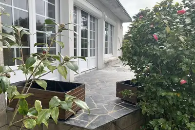 Image de jolie maison lumineuse sur grand jardin clos 500 m plage (baignade à 26°)