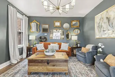 Image de New! Stunning 5bdr game+movie room, View, Parking!