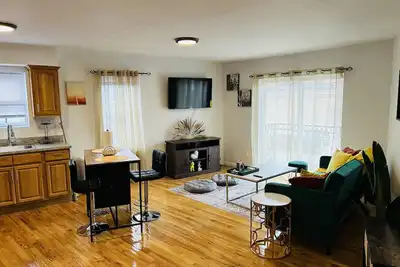 Image de Balcony apt 2nd floor 15 mins away from Jfk airport cozy 2 bed/1 bath apartment.