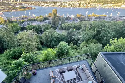 Image de High-End City Home w/ A L L the amenities!