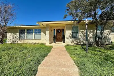Image de Hill Country Home; King & Queen Suites; Game Room, Office & Fire Pit - Kerrville