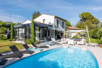 Image de Maison de vacances de 150 m2, grande piscine et espace pétanque!