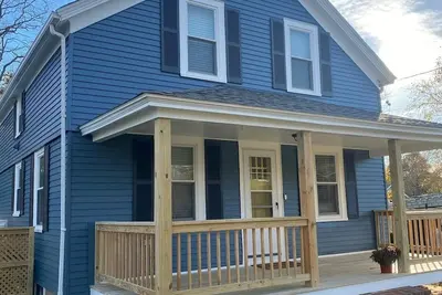 Cozy updated 2-bedroom Apt. close to shopping, restaurants, 2 miles to beaches.