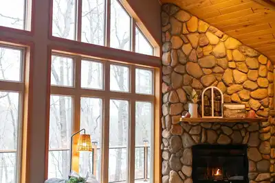 Image de New Spacious Lake Chalet+Hot Tub